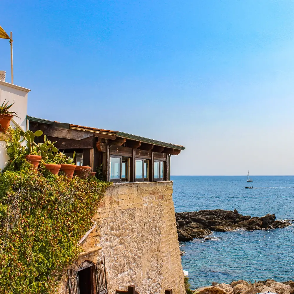 Cielo azzurro con casa vista mare
