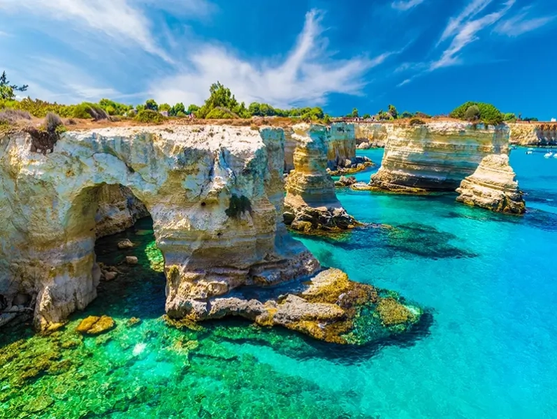 Faraglioni e acqua azzurra a Torre Sant'Andrea in Salento